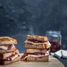 cranberry bacon brie sandwich mit chili flocken