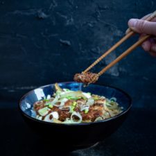 Tonkatsudon japanisches Schnitzel mit stäbchen Abendessen