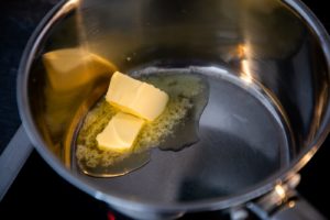 Butter im Topf schmelzen