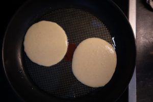 pancake teig wird in der Pfanne gebraten