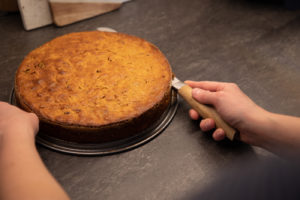 Ein Carrot Cake wird in zwei Schichten geschnitten.