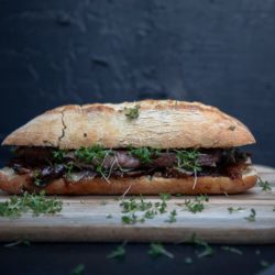 Steak Sandwich mit karamellisierten Zwiebeln
