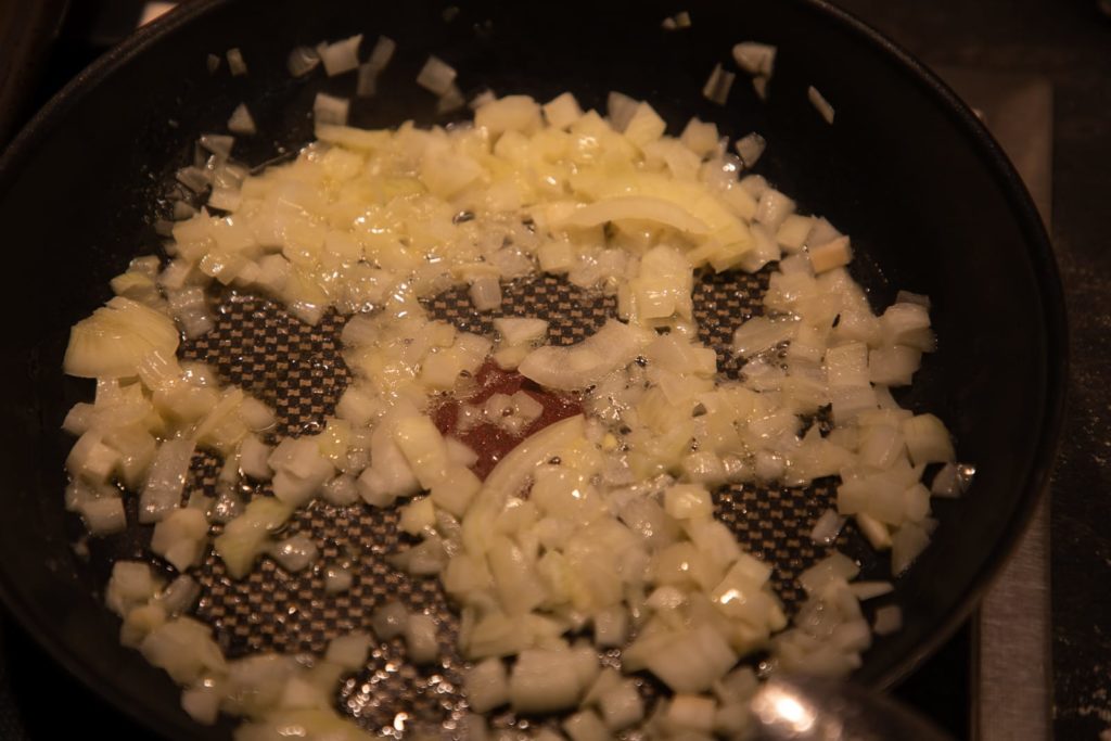 gebratene zwiebeln in butter in der pfanne