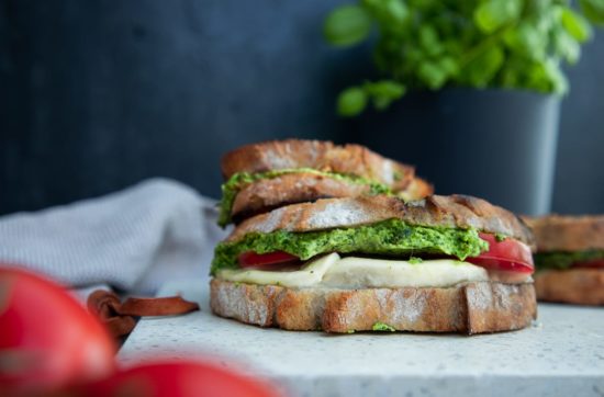 tomate mozarella sandwich mit tomaten im vordergrund