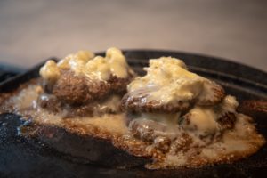 gorgonzola auf burger pattie
