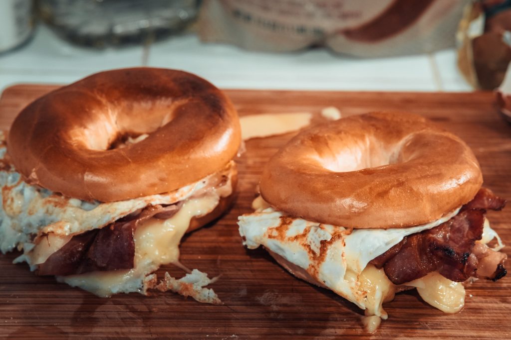 Zwei Bacon Egg and Cheese Bagels